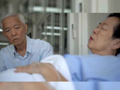 有自住房領終身俸，最後還是住養老院等死！70歲夫妻牽手躺病床給我的啟示：退休不只是錢的問題